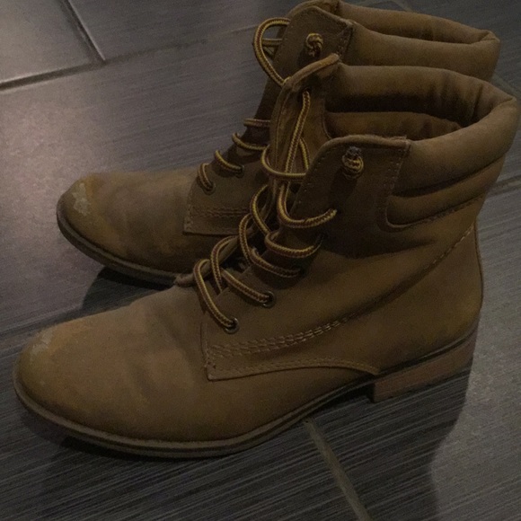 Tan boots - Picture 1 of 6